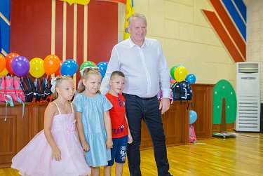 С рюкзаками за плечами и улыбками на лицах